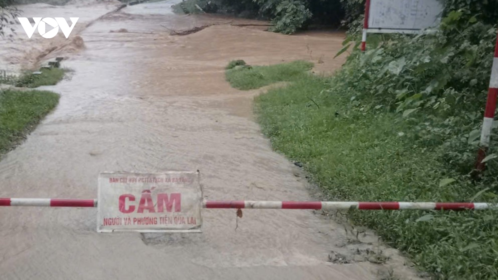 Nhiều tỉnh lộ, quốc lộ ở Quảng Trị nước ngập qua tràn gây chia cắt